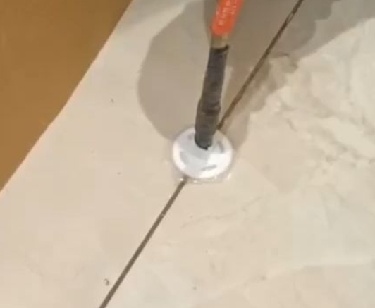 邵东瓷砖空鼓维修公司专业解答瓷砖在铺贴过程中，如果没有涂抹均匀到位的粘结材料（如水泥砂浆或瓷砖胶），可能会导致以下问题