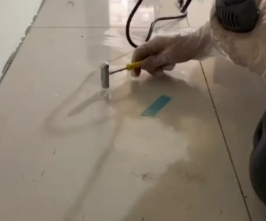 邵东瓷砖开裂维修公司专业分享瓷砖在铺贴前如果没有沥干水分，将会导致以下问题