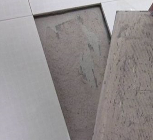邵东瓷砖空鼓维修公司分享瓷砖铺贴时如果打浆（即涂抹在瓷砖背面和基层上的砂浆或瓷砖胶）过少，会带来以下问题